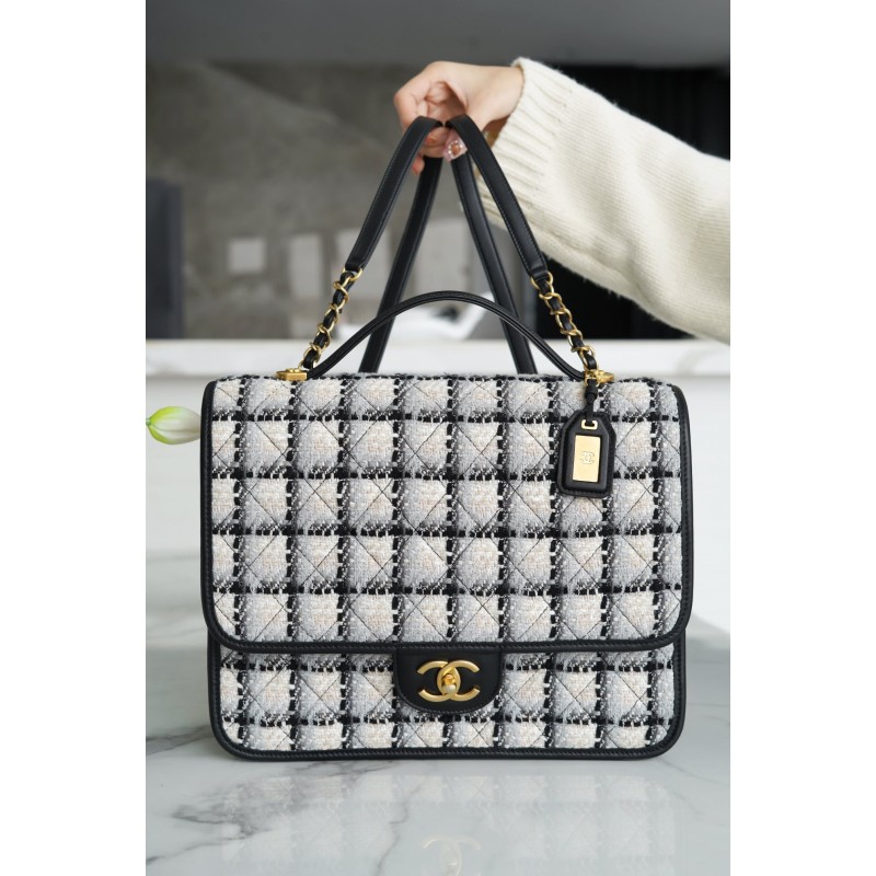 𝗖𝗛𝗔𝗡𝗘𝗟✦ In tweed weave 𝟮𝟮k Premium Handmade Workshop Black and white tweed shoulder bag 🖤🤍