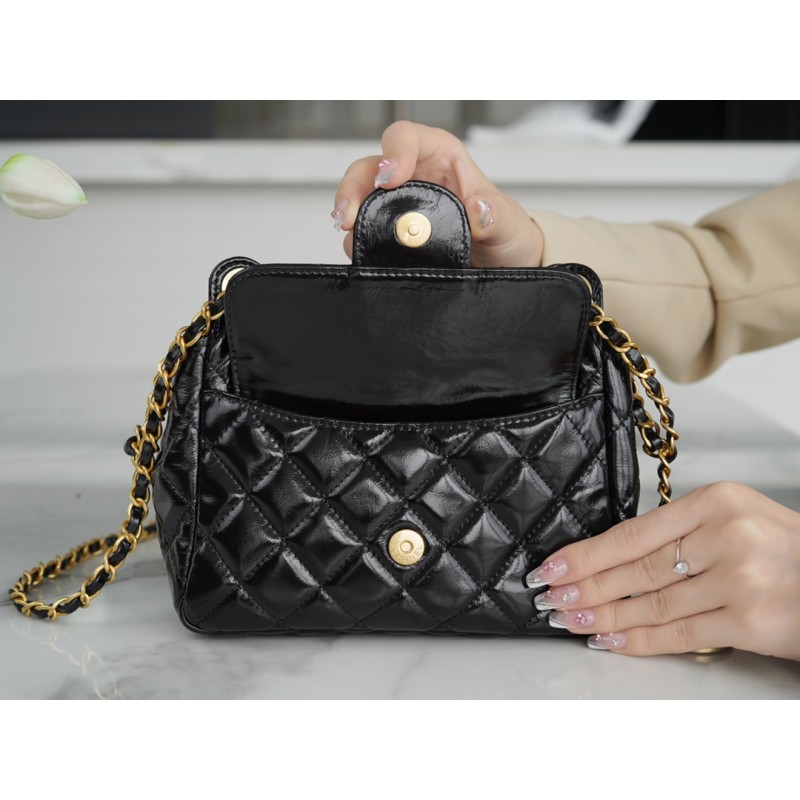 𝗖𝗛𝗔𝗡𝗘𝗟✦23𝑪 Early Spring Resort Collection Bright crinkled calfskin with gold metal Wave bag Black Small