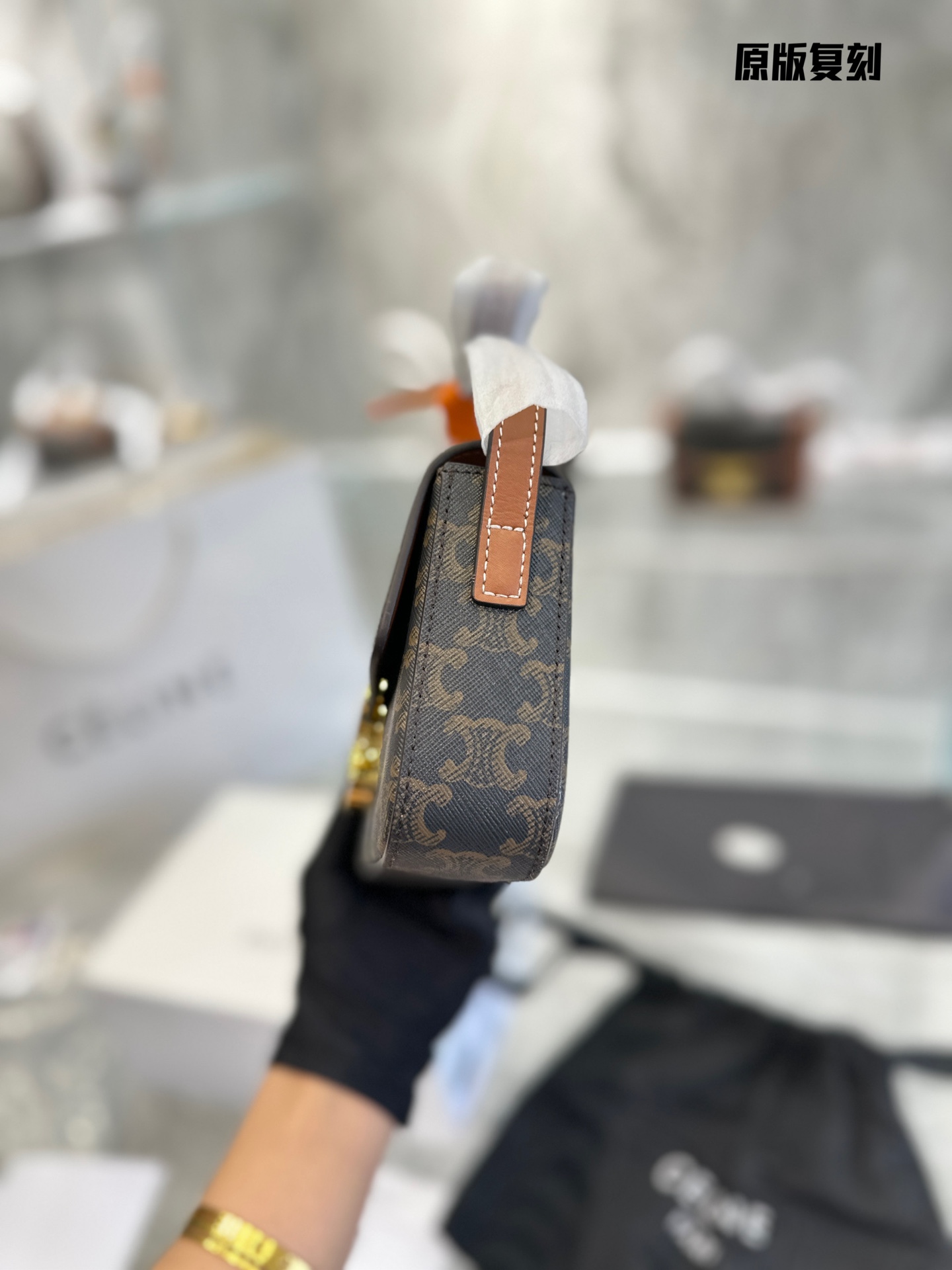 87822586255 original answer the bag that cut a package shares series of Celine triumphant arch the first Celine must be triumphant arch this bag is classical money to suit Chun Xiaqiu winter to go out should be asked a sex of a bag a lot of times to