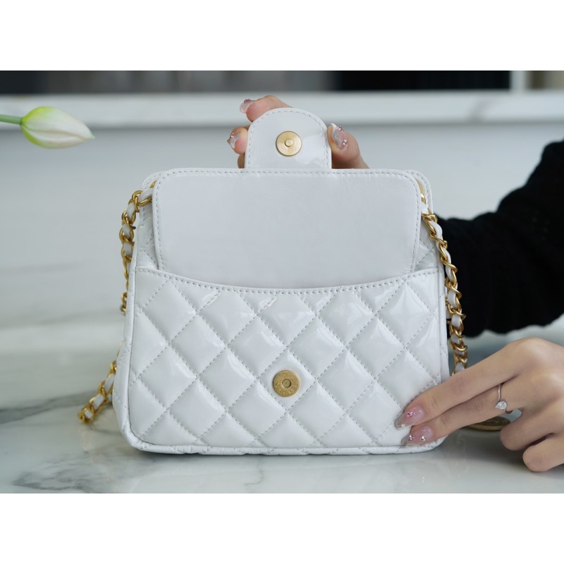 𝗖𝗛𝗔𝗡𝗘𝗟✦23𝑪 Early Spring Resort Collection Bright crinkled calfskin and gold metal Wave bag small white