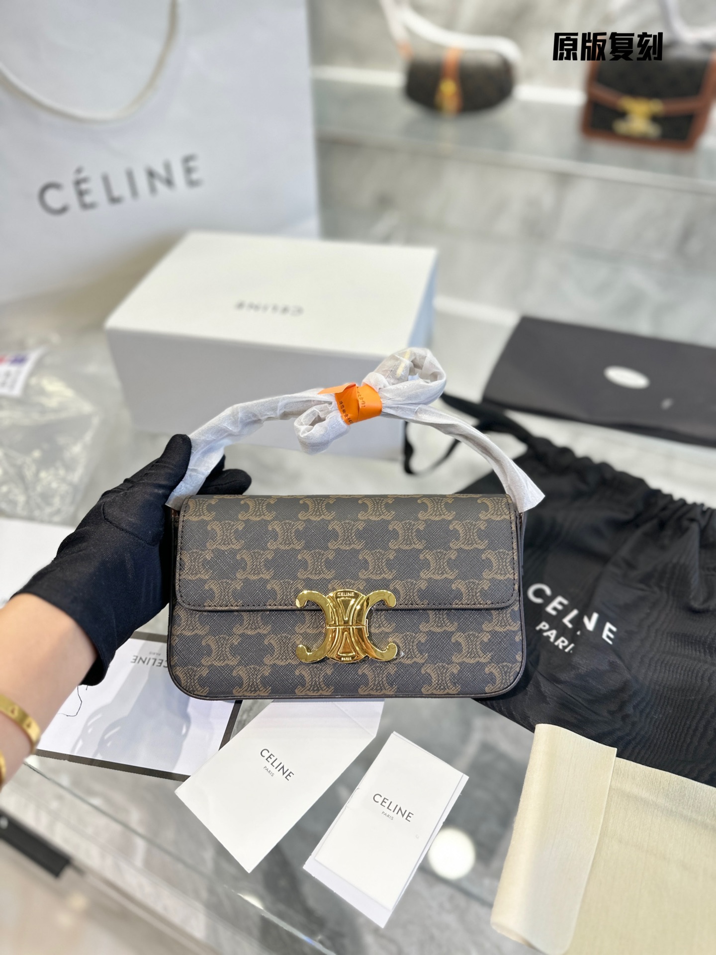 87822586255 original answer the bag that cut a package shares series of Celine triumphant arch the first Celine must be triumphant arch this bag is classical money to suit Chun Xiaqiu winter to go out should be asked a sex of a bag a lot of times to