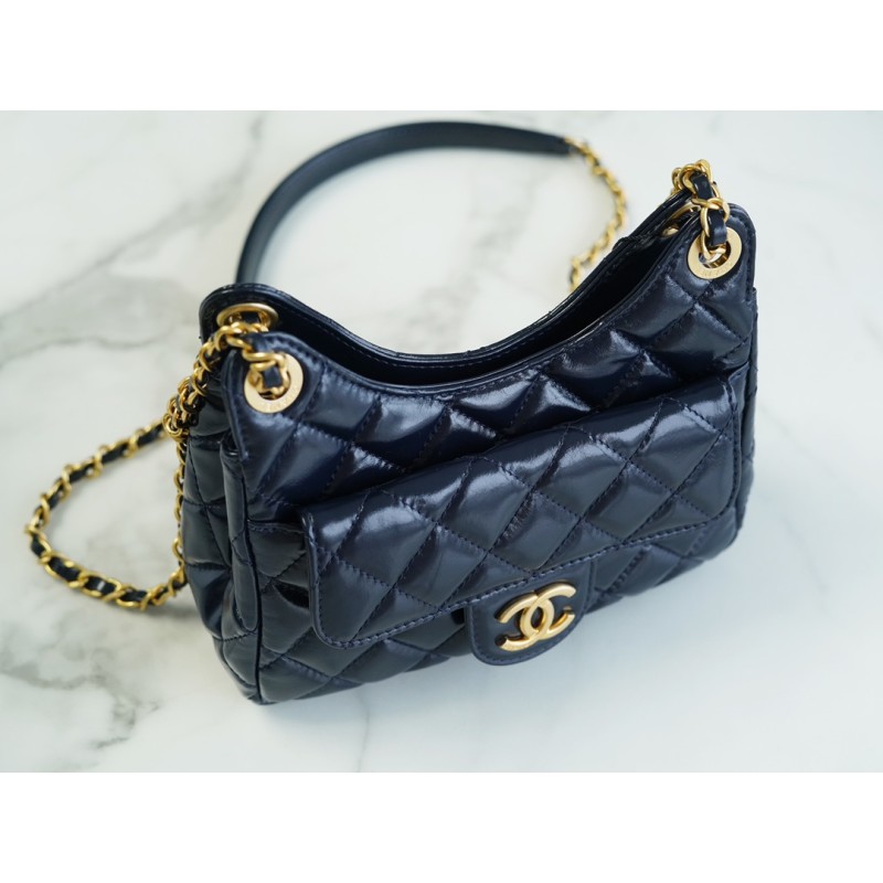 𝗖𝗛𝗔𝗡𝗘𝗟✦23𝑪 Early Spring Resort Collection Bright crinkled calfskin and gold metal Wave bag small dark blue 🌊🌊