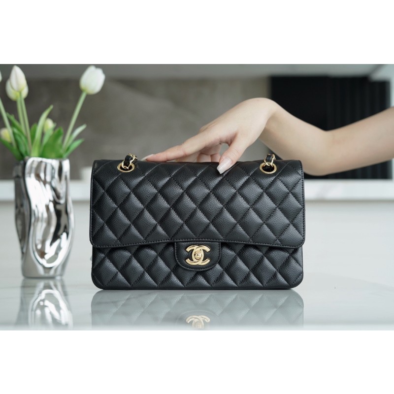 𝐂𝐇𝐀𝐍𝐄𝐋 Classic Flap France 🇫🇷 𝐇𝐚𝐚𝐬 Original Caviar 🐂 Original Lychee 🐂 Medium Gold Buckle 🖤 Black