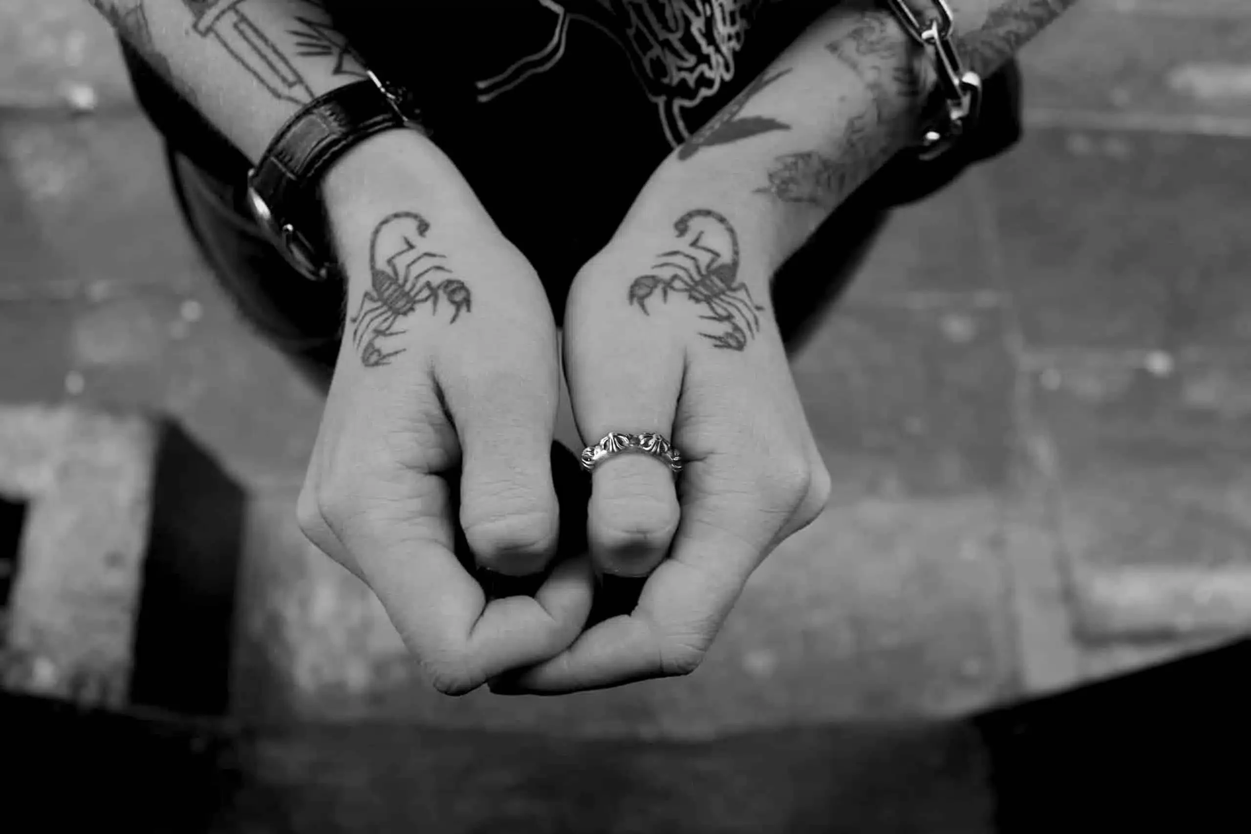 CHROME HEARTS CROSS BAND RING