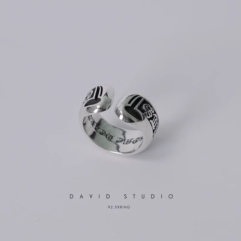 CHROME HEARTS SCROLL RING – SMALL LABEL RING