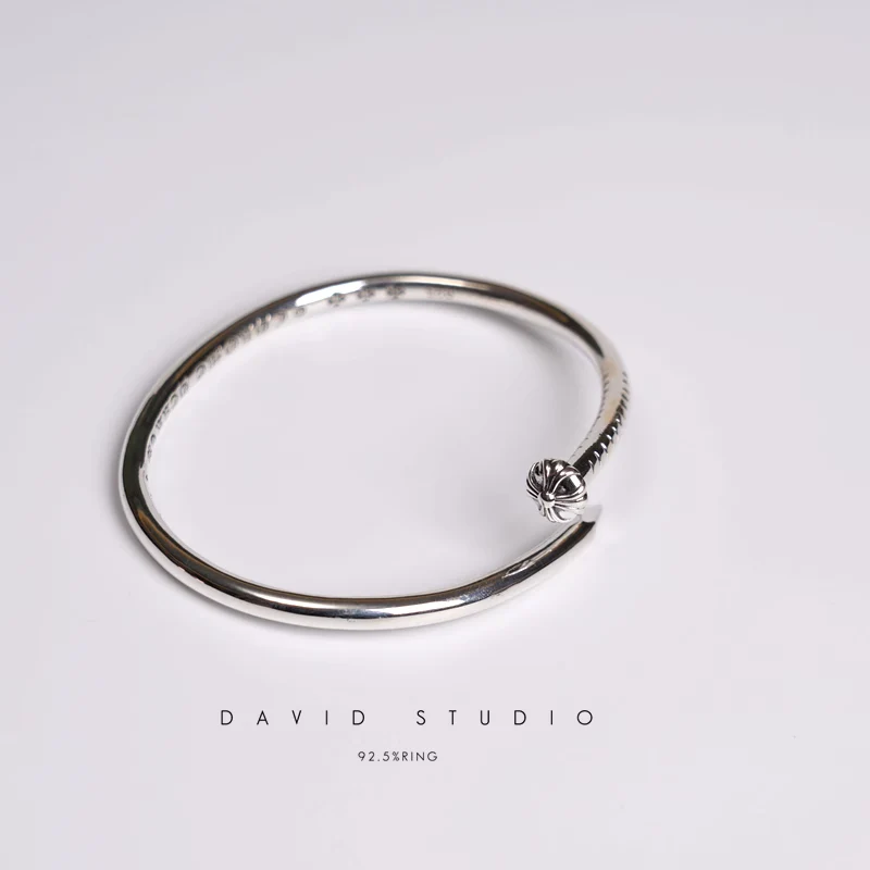 CROSSBALL NAIL BANGLE