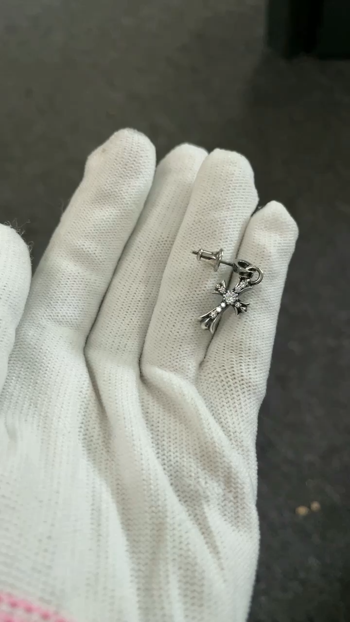 CHROME HEARTS CH CROSS BABY FAT STUD EARRINGS WITH PAVÉ DIAMOND AND PAVÉ DIAMOND CUFF