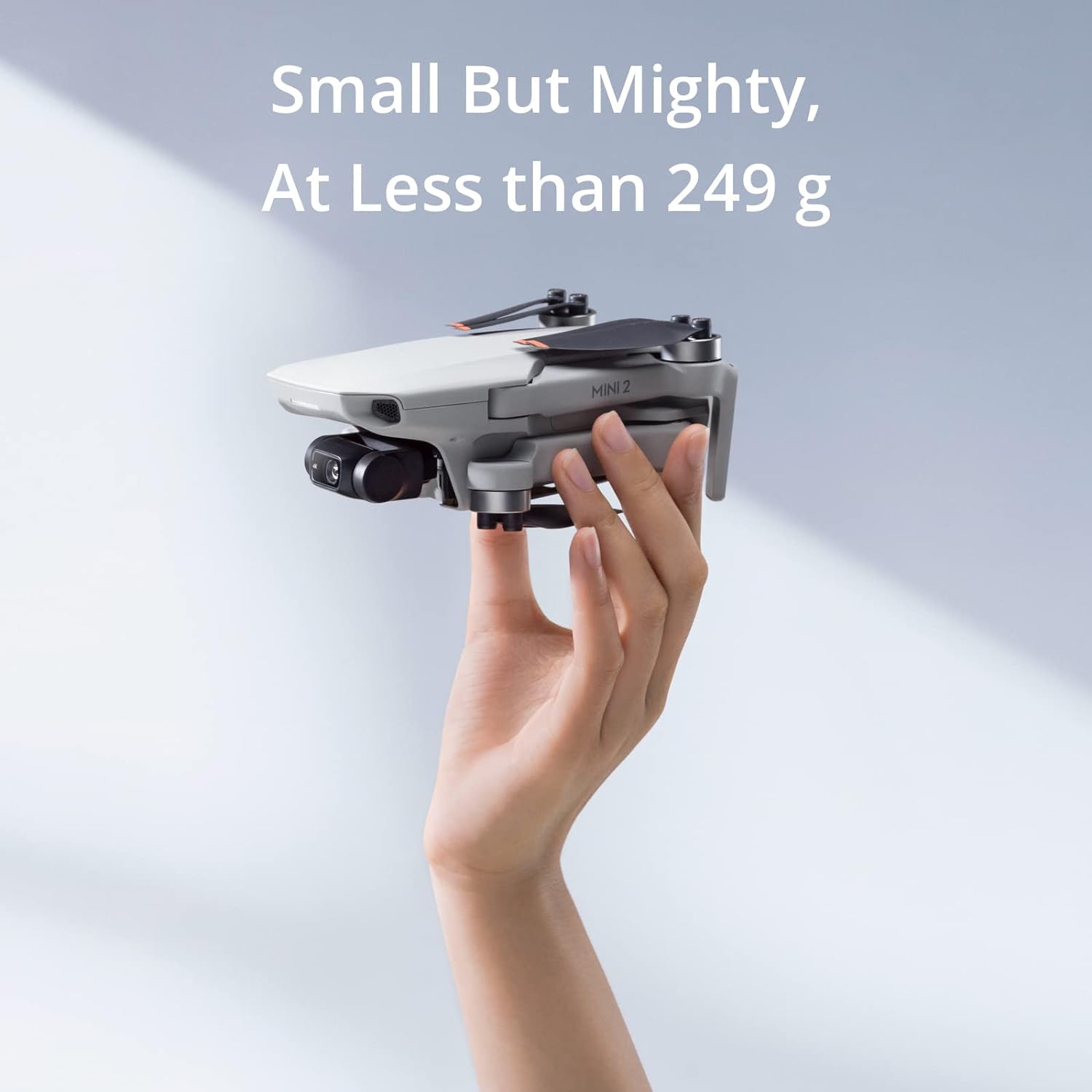DJI Mini 2 - Drone Quadcopter ultraligero y plegable, cardán de 3 ejes con cámara 4K, foto de 12MP, tiempo de vuelo de 31 minutos, transmisión de video HD OcuSync 2.0 de 6.2 mi, QuickShots gris