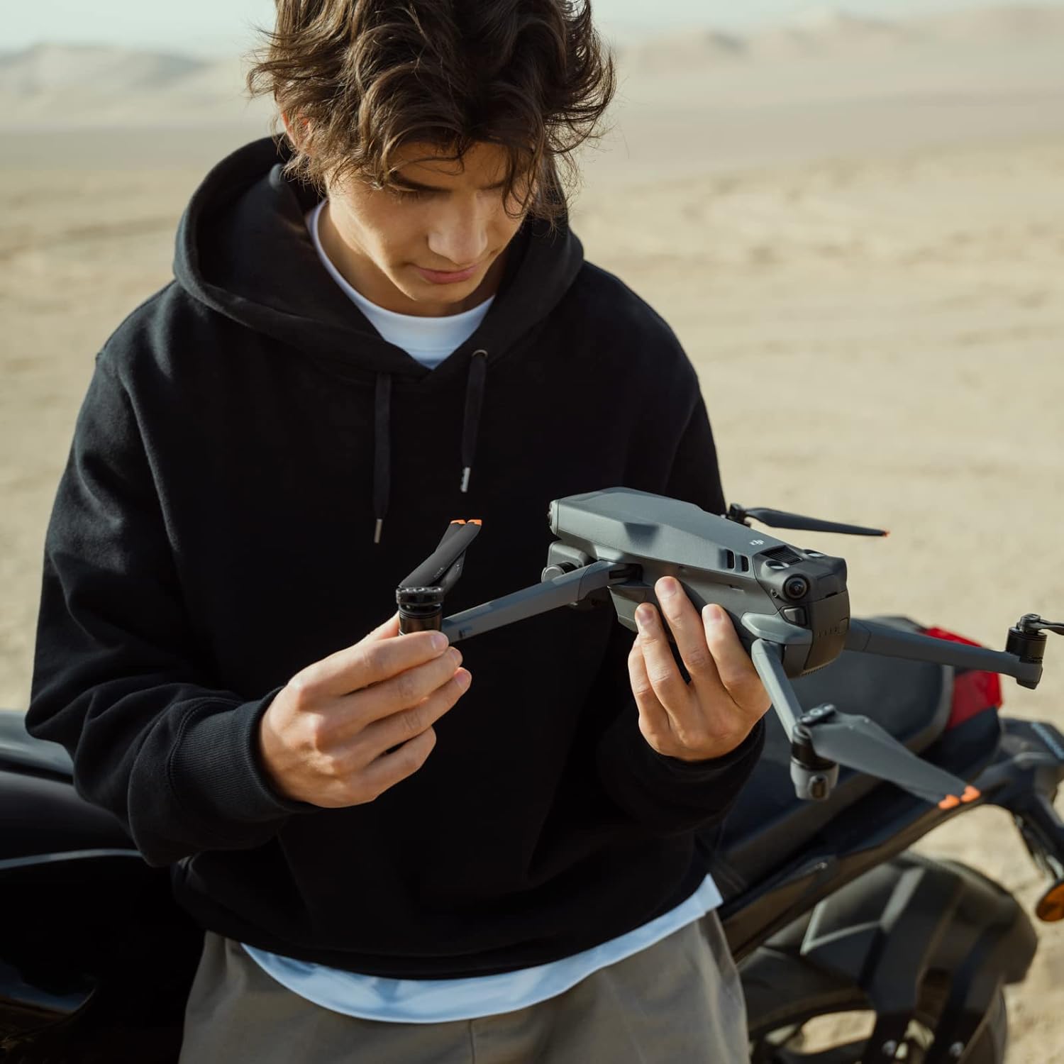 DJI Mavic 3 Fly More Combo, dron con cámara Hasselblad 4/3 CMOS, video de 5.1K, detección de obstáculos omnidireccional, vuelo de 46 minutos, retorno automático avanzado, 2 baterías adicionales,