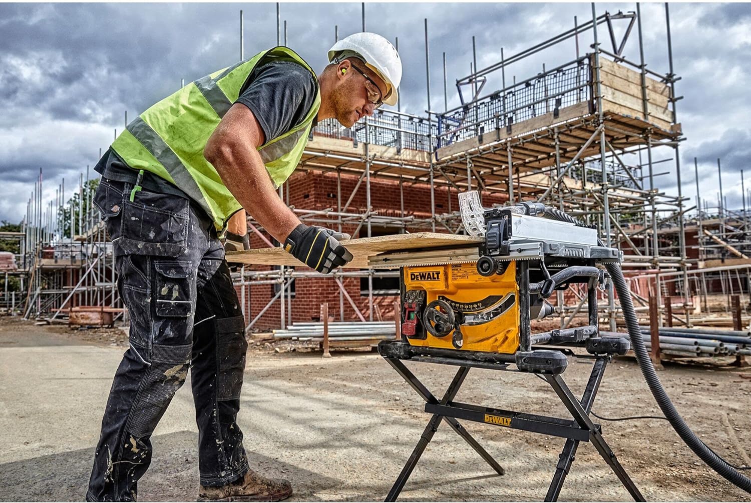 DEWALT Table Saw for Jobsites, 8-1/4 Inch, 15 Amp (DWE7485)