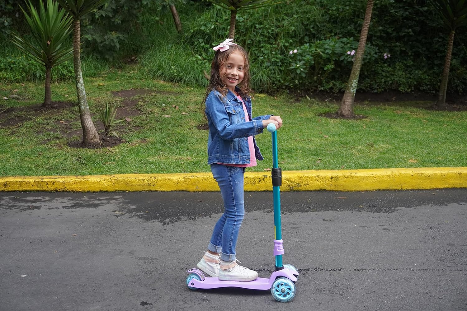 3 Wheel Scooter for Kids Ages 6-12,Kids Scooter with Light Up Wheels, Sturdy Deck Design, and 4 Height Adjustable Suitable for Kids Ages 3-12
