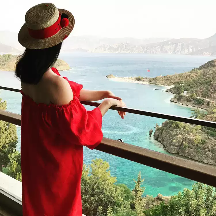 Bright red long-sleeved shirt off shoulder single-breasted linen home dress holiday dress