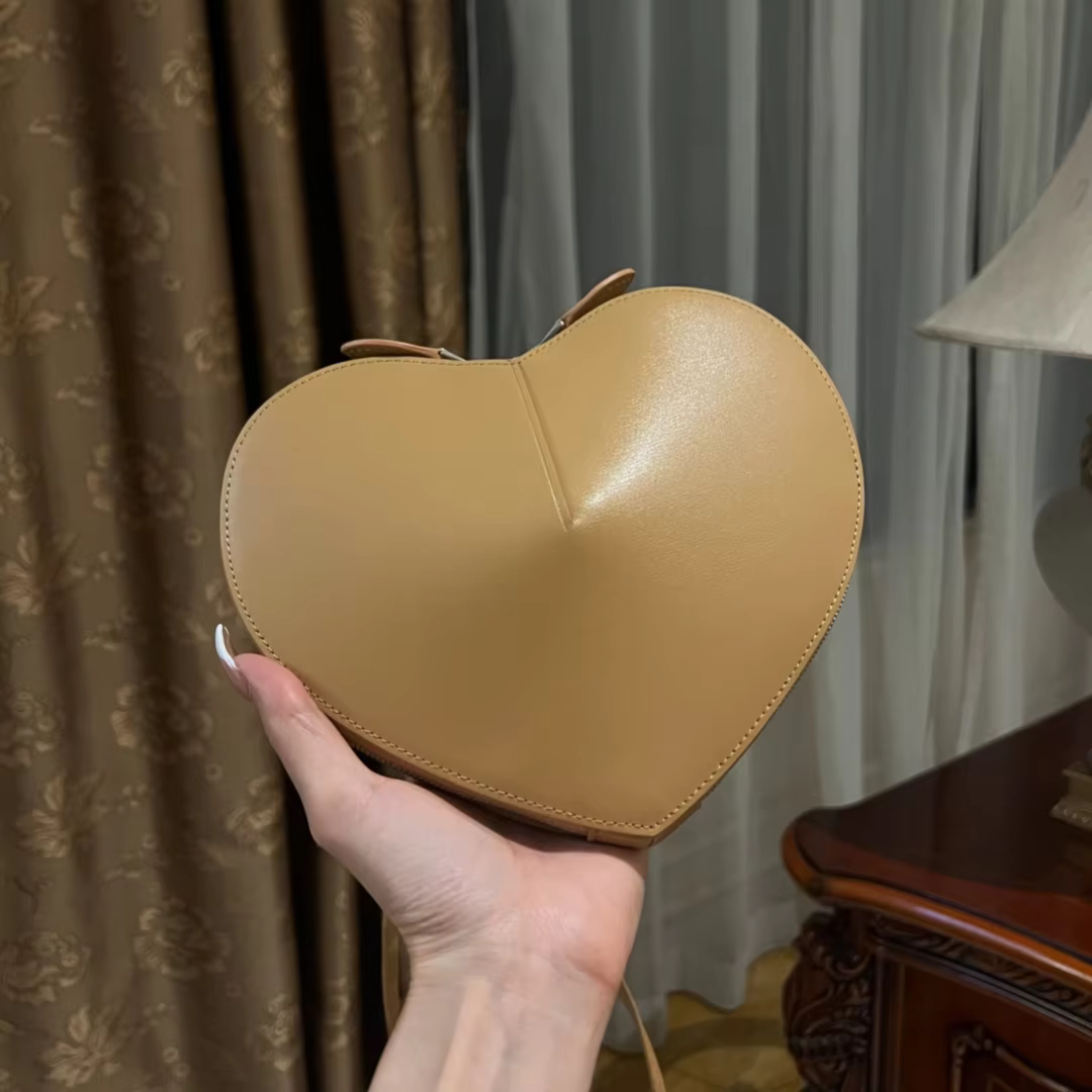 ALA Heart Bag For Women In Calfskin Love Bags With Adjustable Strap 2024 New Luxury Handbags Gift Box 01