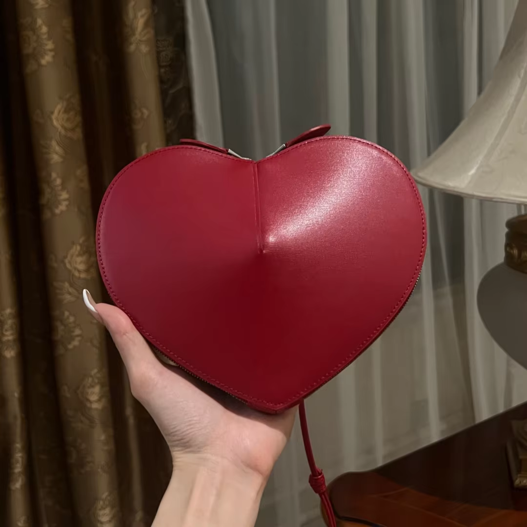 ALA Heart Bag For Women In Calfskin Love Bags With Adjustable Strap 2024 New Luxury Handbags Gift Box 01