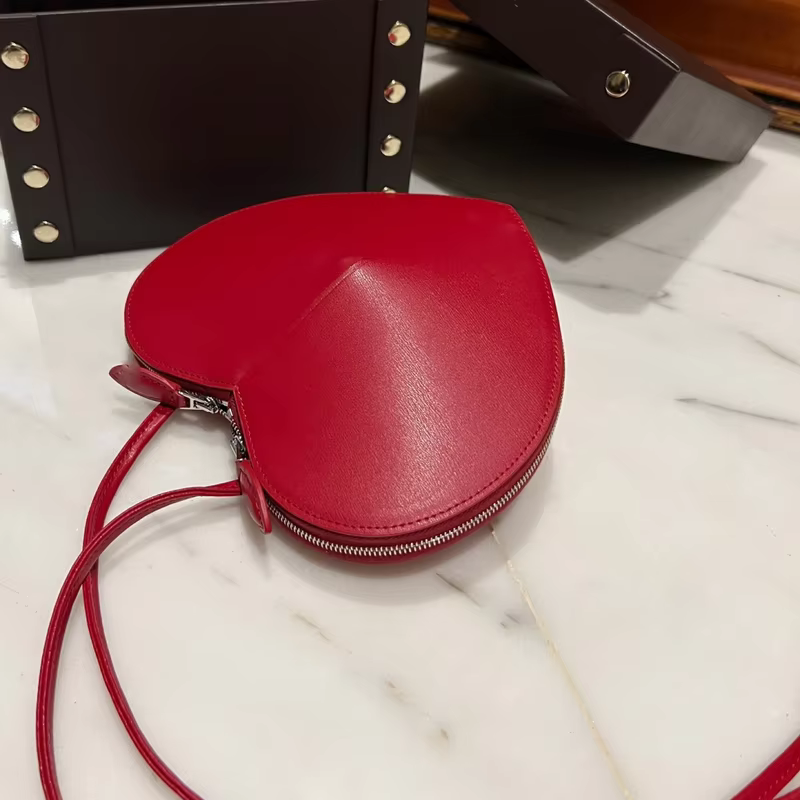 ALA Heart Bag For Women In Calfskin Love Bags With Adjustable Strap 2024 New Luxury Handbags Gift Box 01