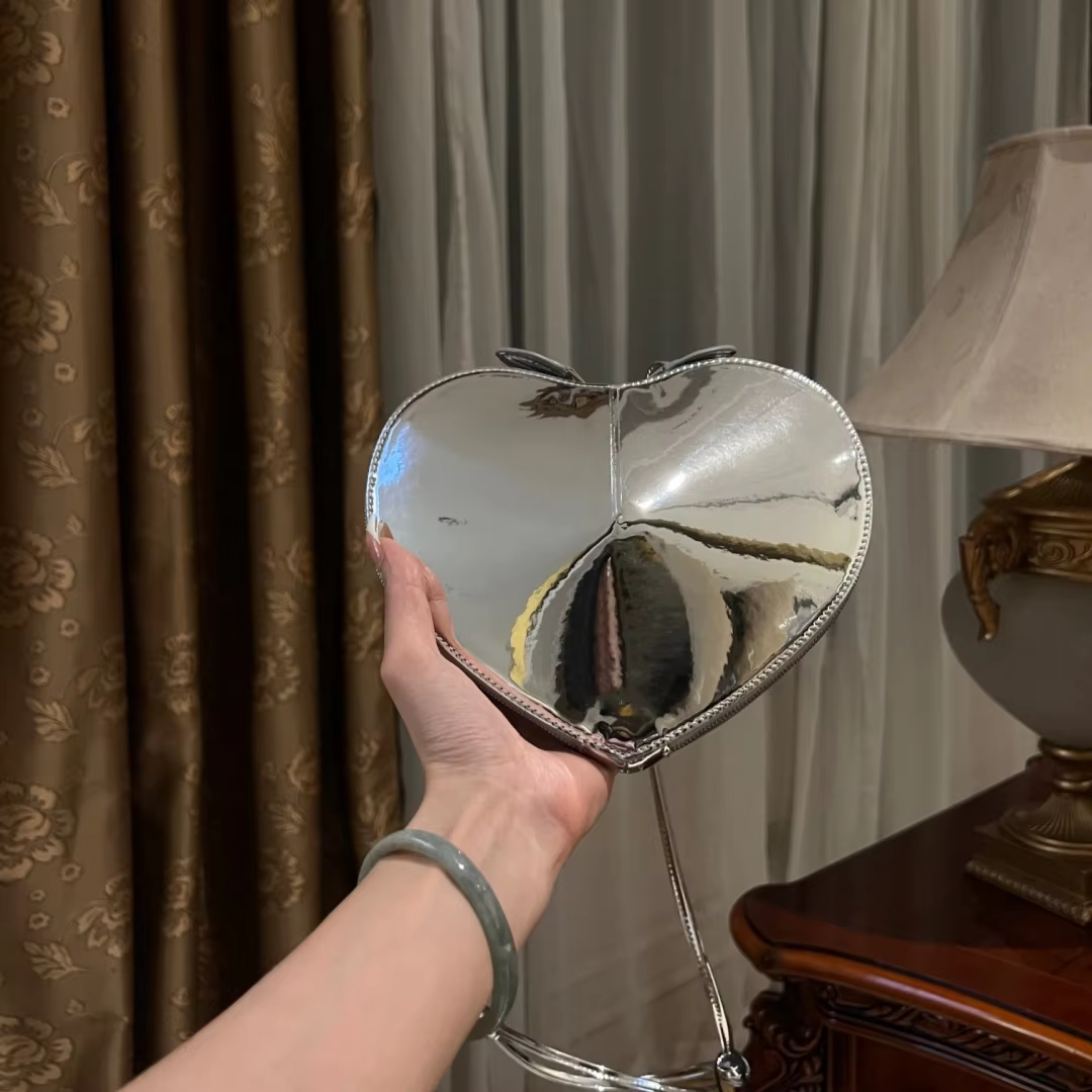 ALA Heart Bag For Women In Calfskin Love Bags With Adjustable Strap 2024 New Luxury Handbags Gift Box 01