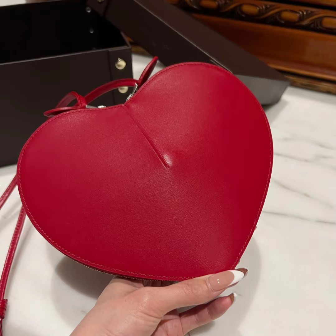 ALA Heart Bag For Women In Calfskin Love Bags With Adjustable Strap 2024 New Luxury Handbags Gift Box 01