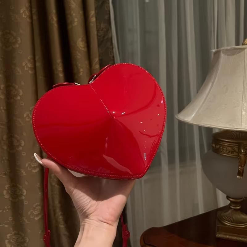 ALA Heart Bag For Women In Calfskin Love Bags With Adjustable Strap 2024 New Luxury Handbags Gift Box 01