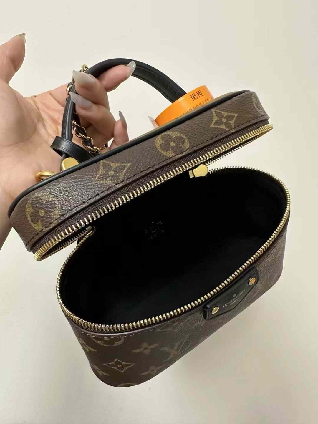 LV VANITY CHAIN POUCH M47125