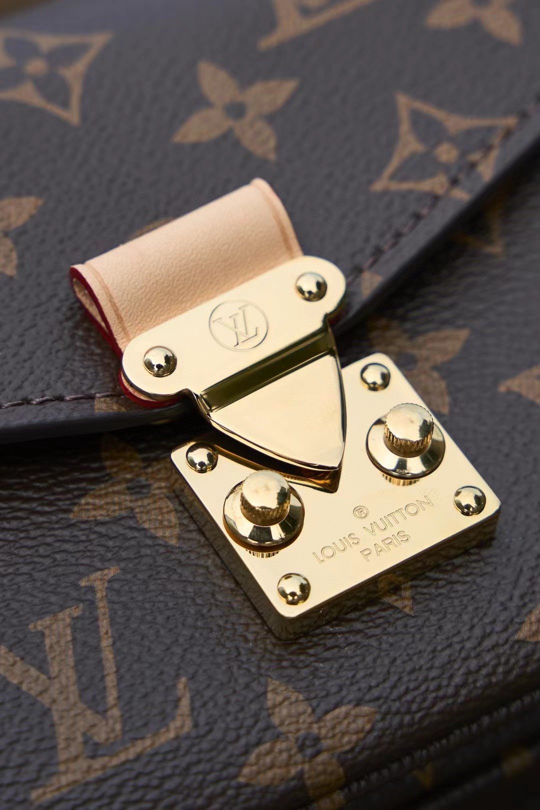 LV POCHETTE MTIS EAST WEST M46279