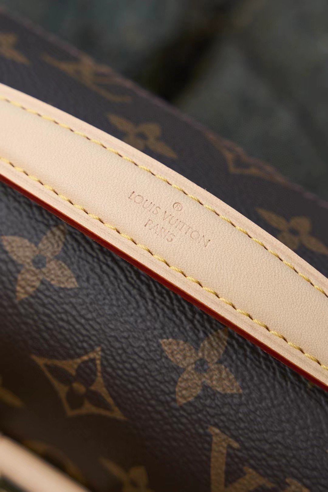 LV POCHETTE MTIS EAST WEST M46279