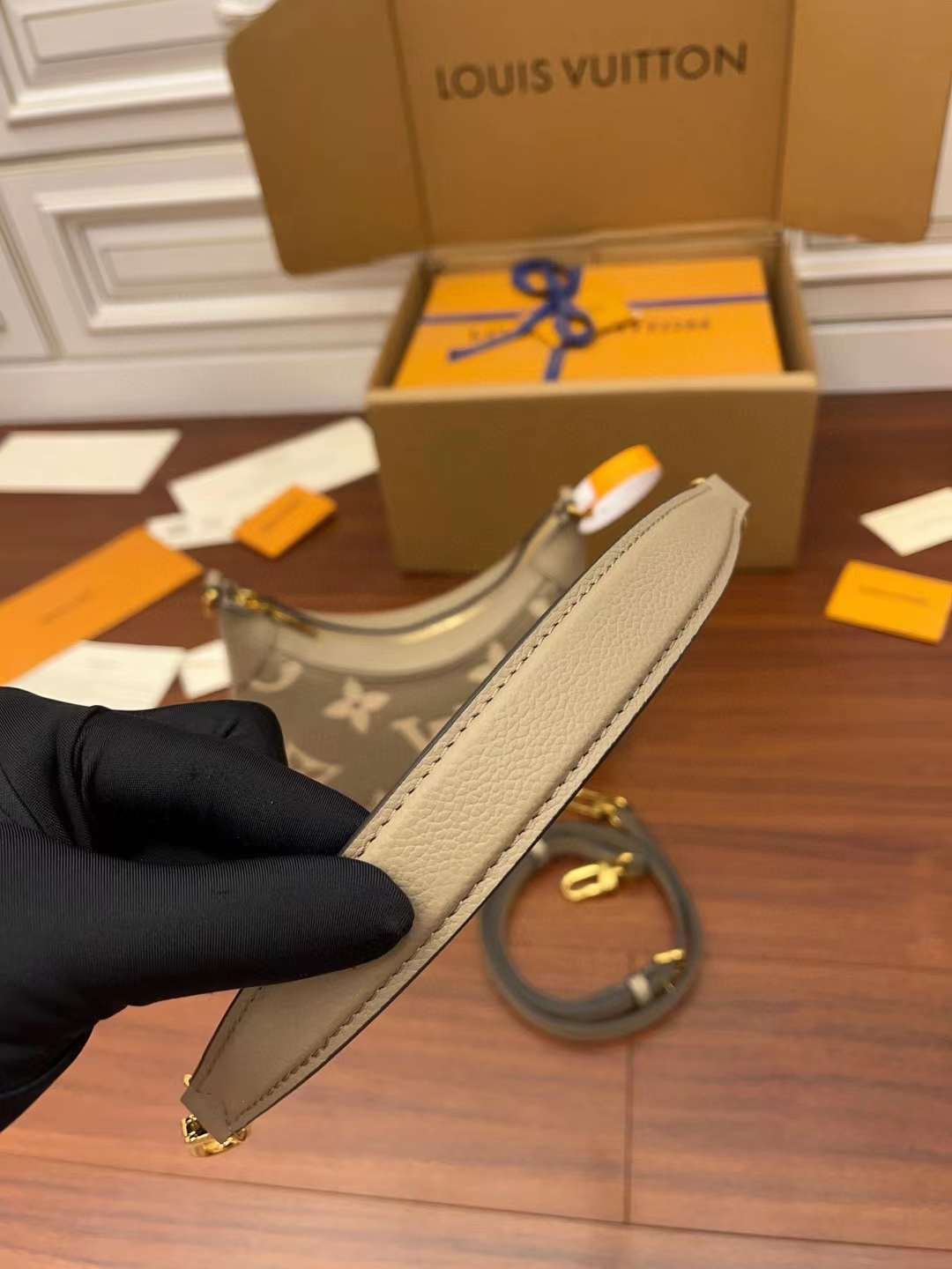 LV M46112 One shoulder underarm bag