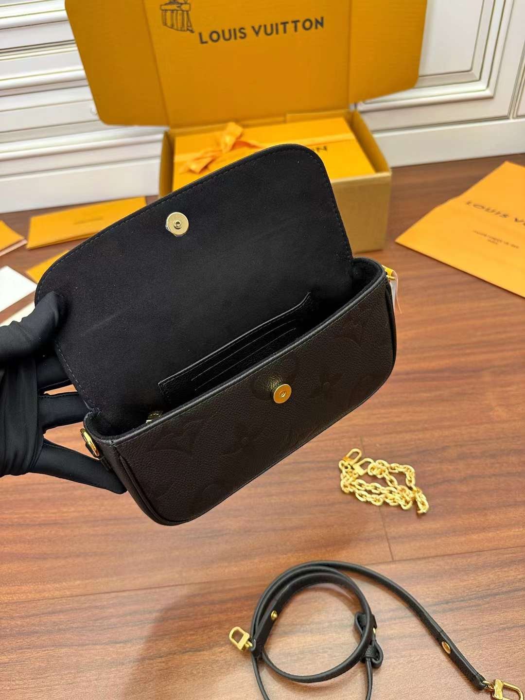 LV  M82154 Wallet on Chain Ivy