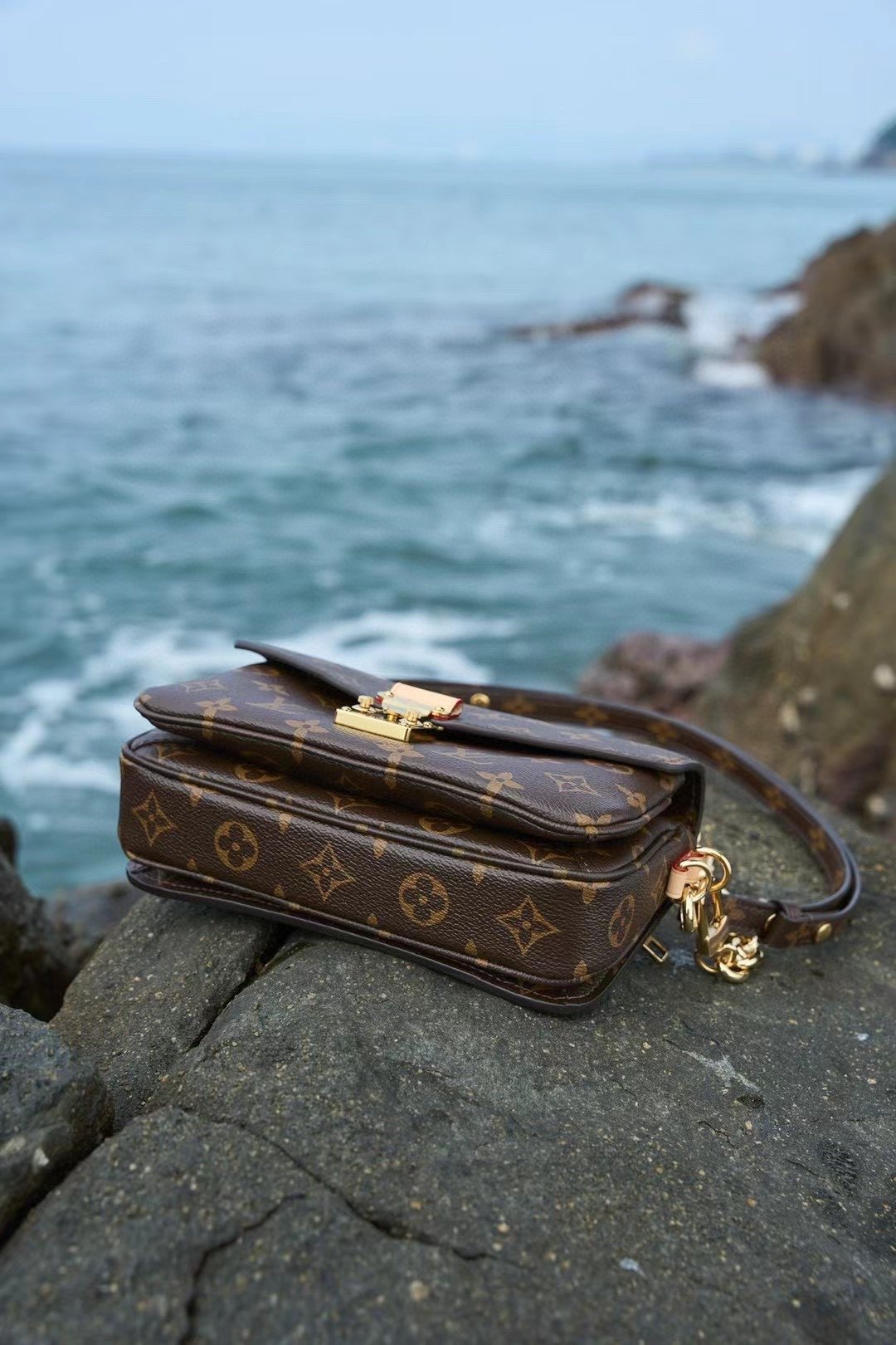 LV POCHETTE MTIS EAST WEST M46279