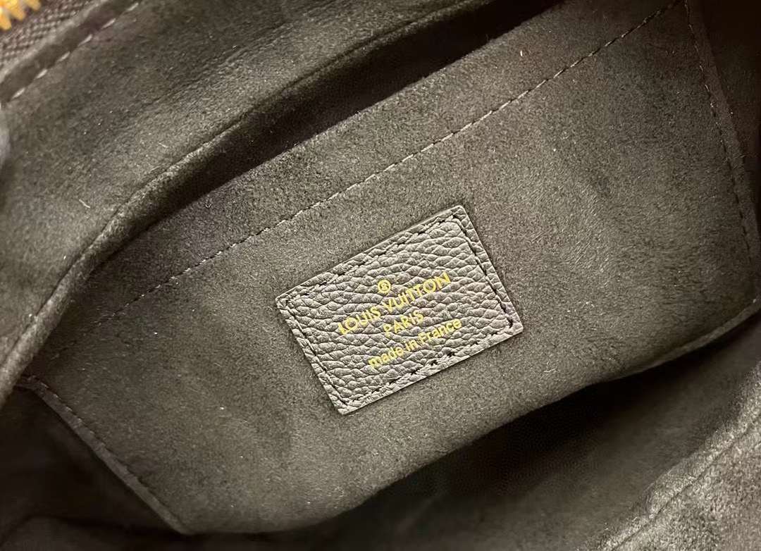 LV M46002 One shoulder underarm bag