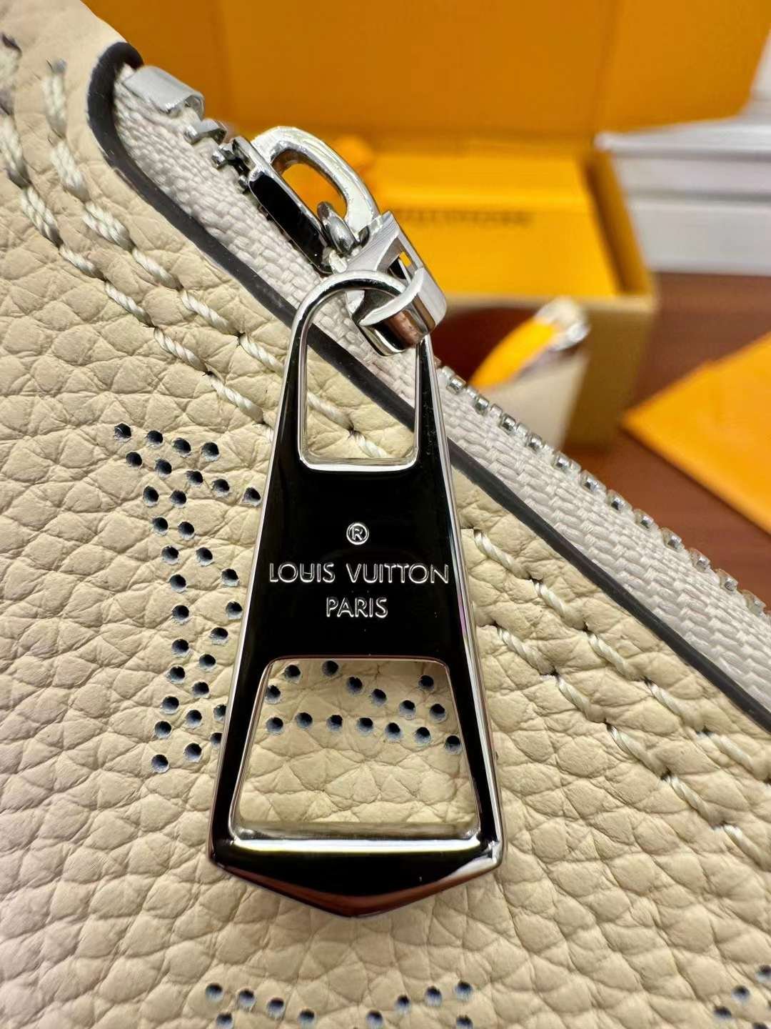 L V M21849 Cowhide shopping bag