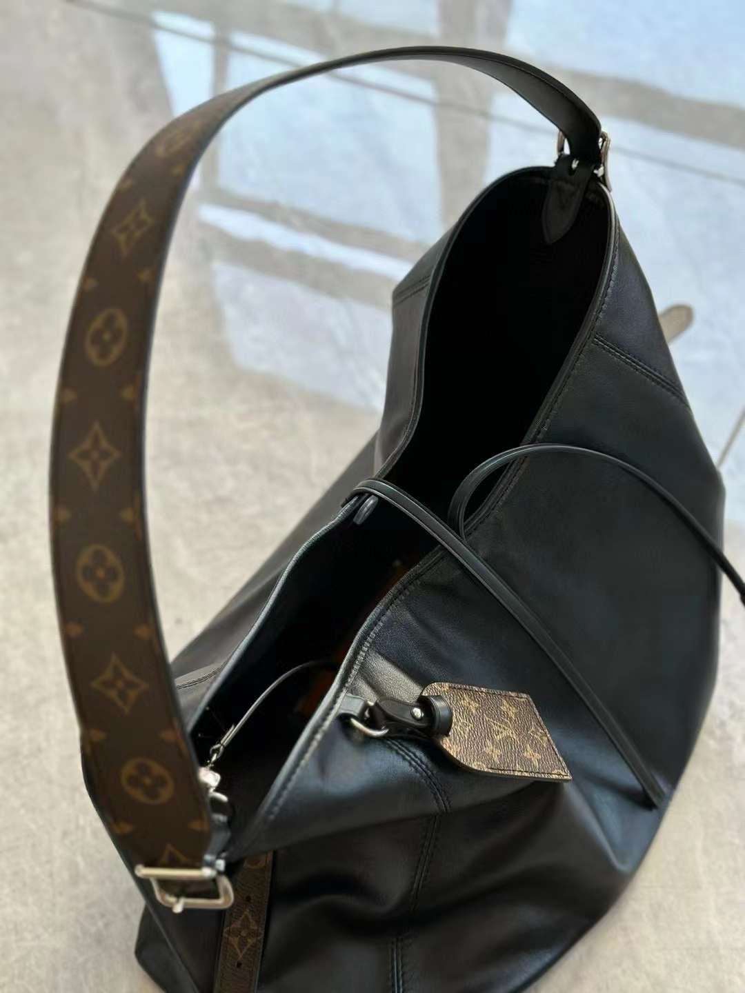 LV CARRYALL DARK MM BAG