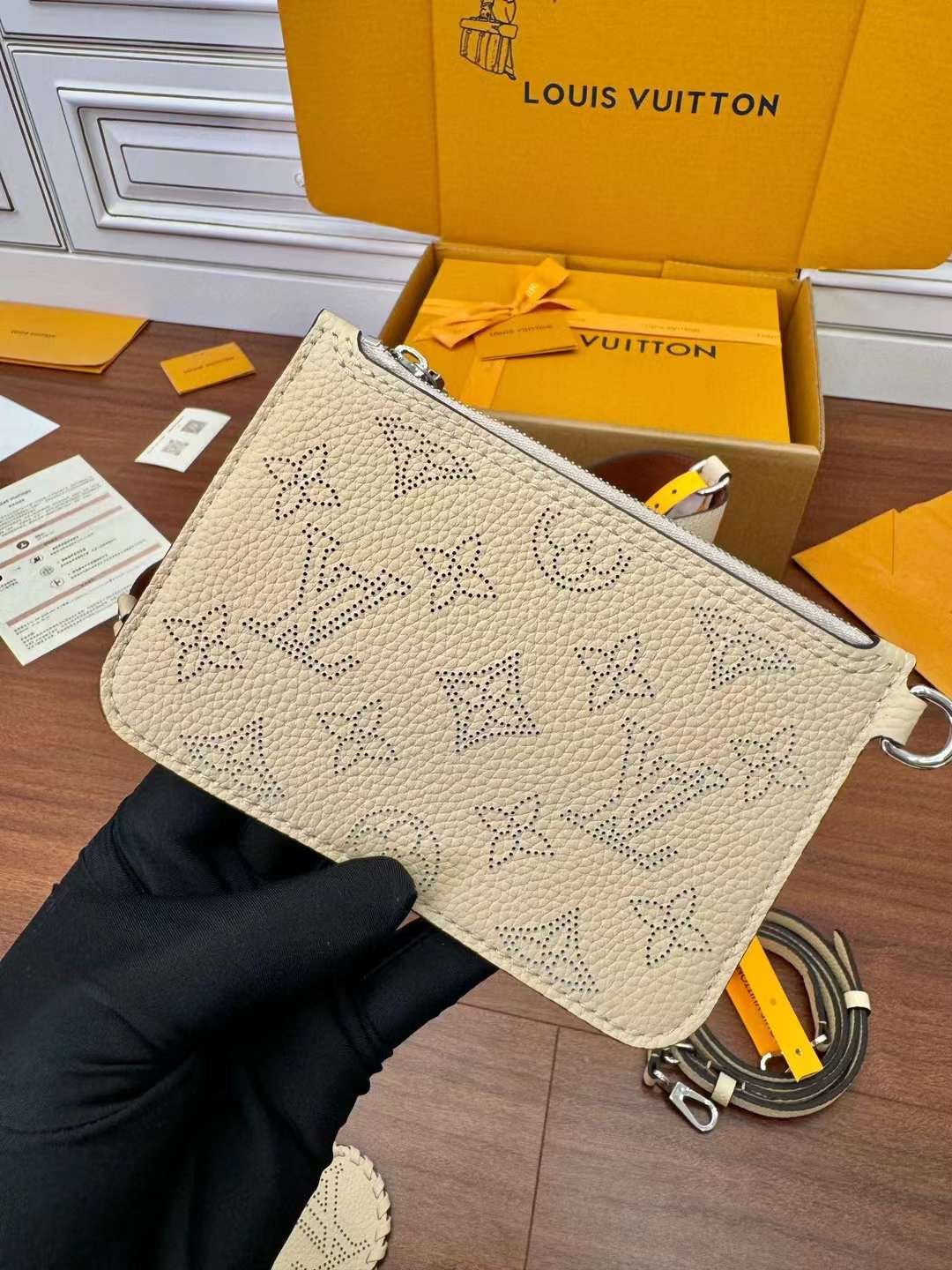 L V M21849 Cowhide shopping bag