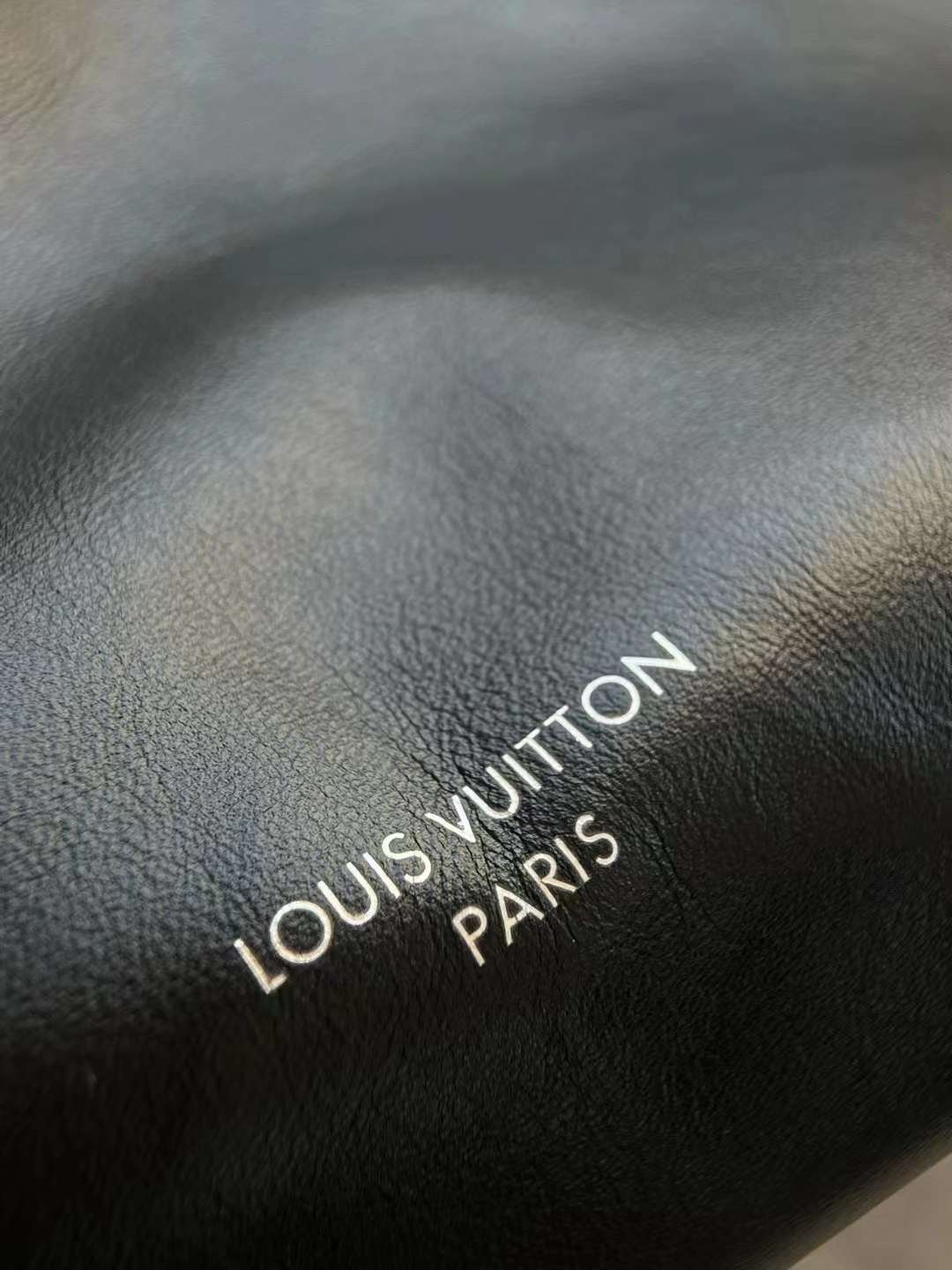 LV CARRYALL DARK MM BAG