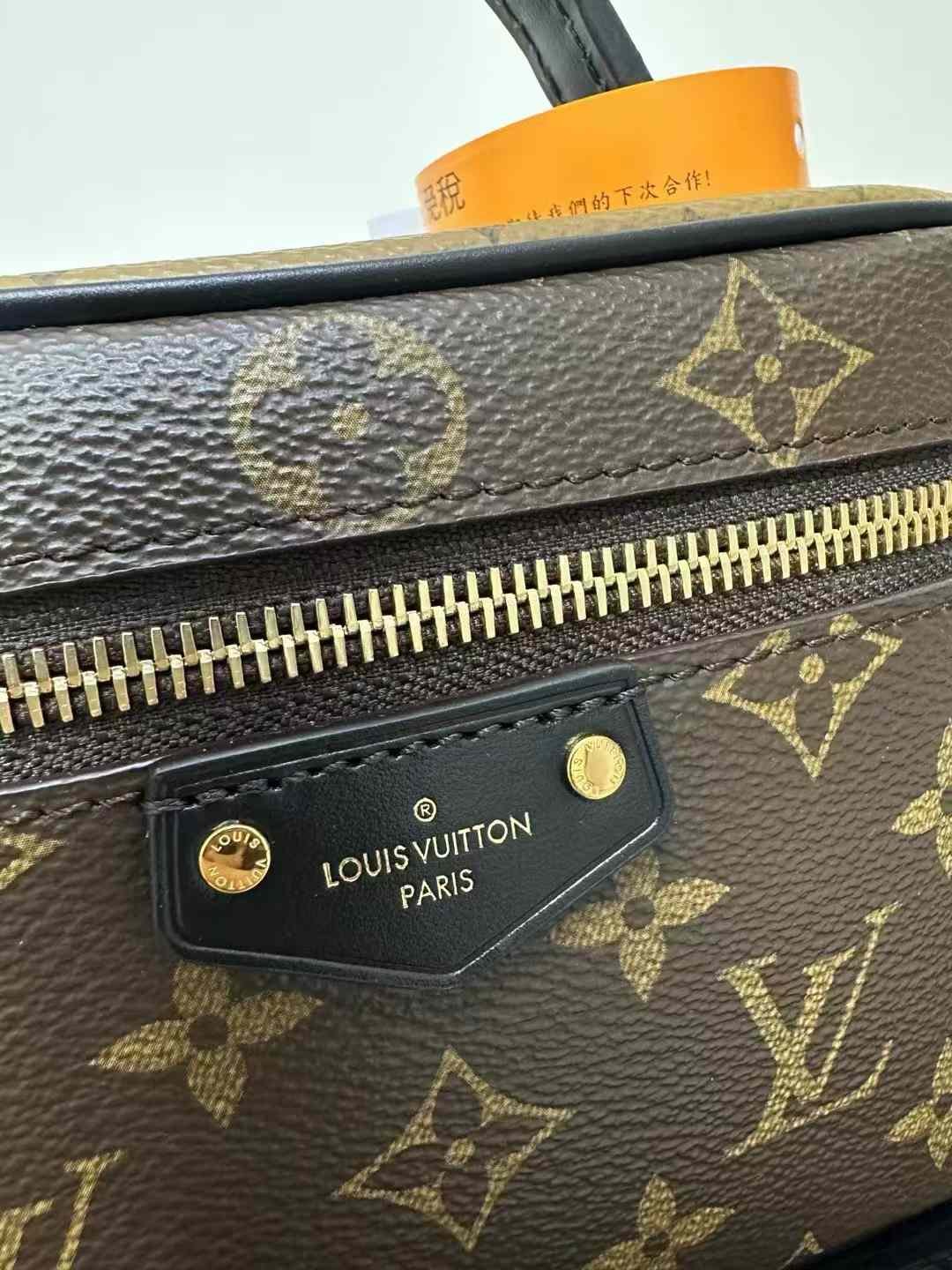 LV VANITY CHAIN POUCH M47125