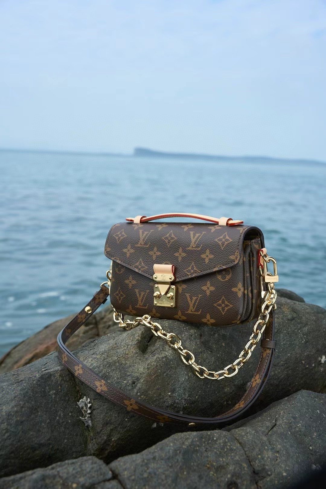 LV POCHETTE MTIS EAST WEST M46279