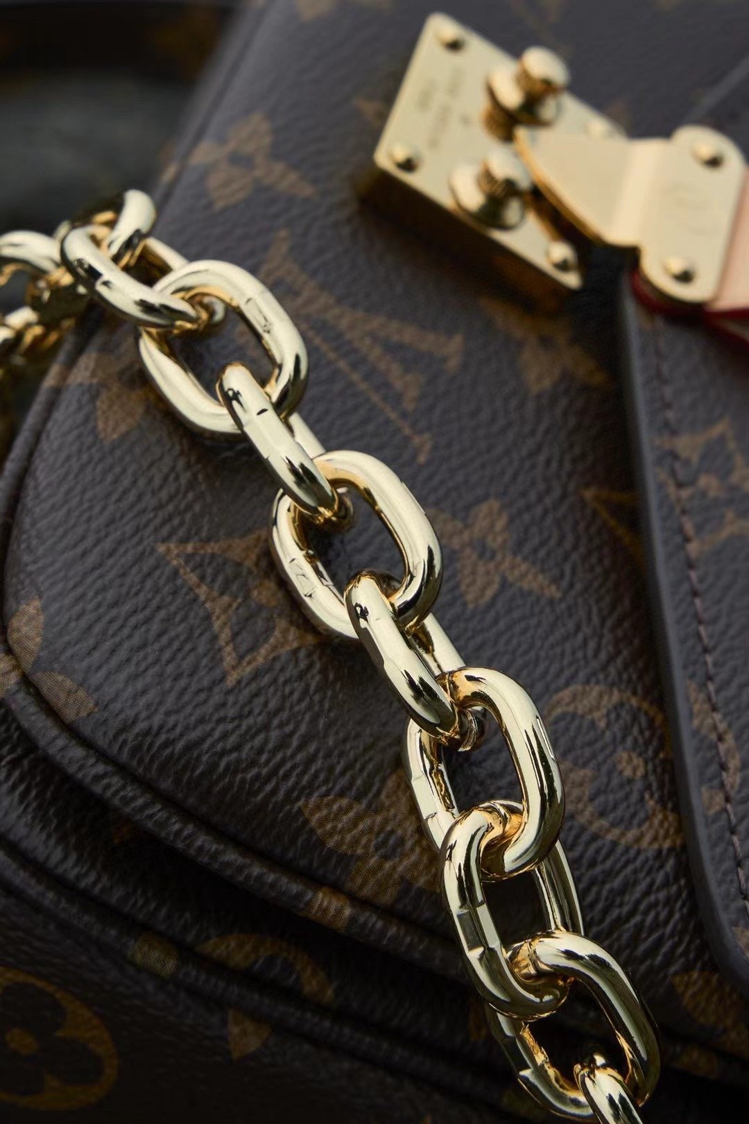 LV POCHETTE MTIS EAST WEST M46279