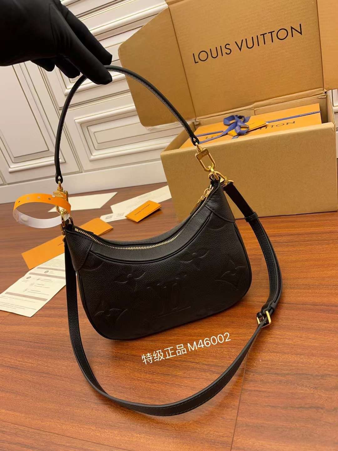 LV M46002 One shoulder underarm bag
