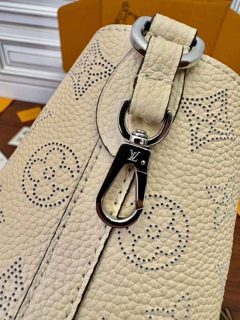 L V M21849 Cowhide shopping bag