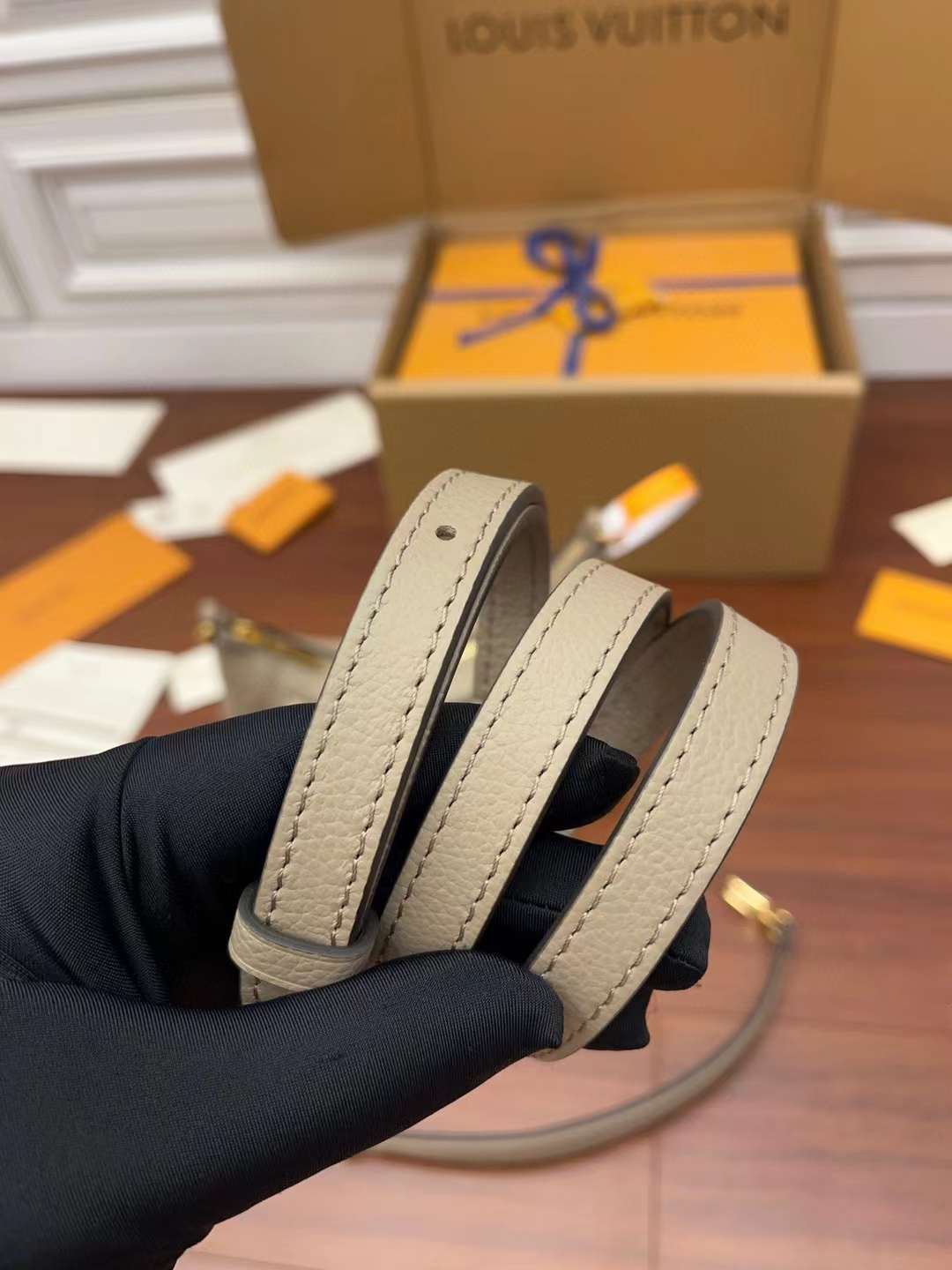 LV M46112 One shoulder underarm bag