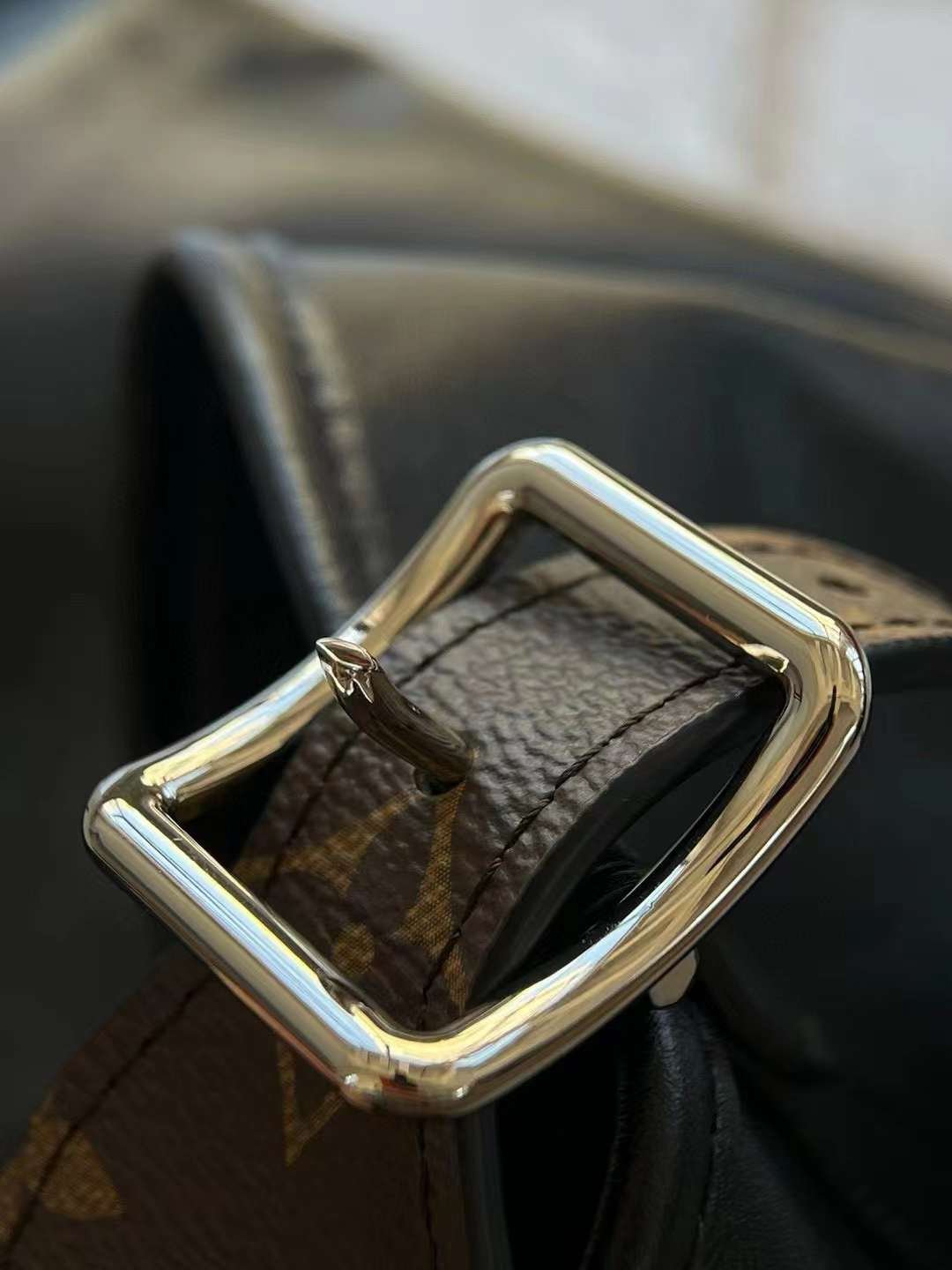 LV CARRYALL DARK MM BAG