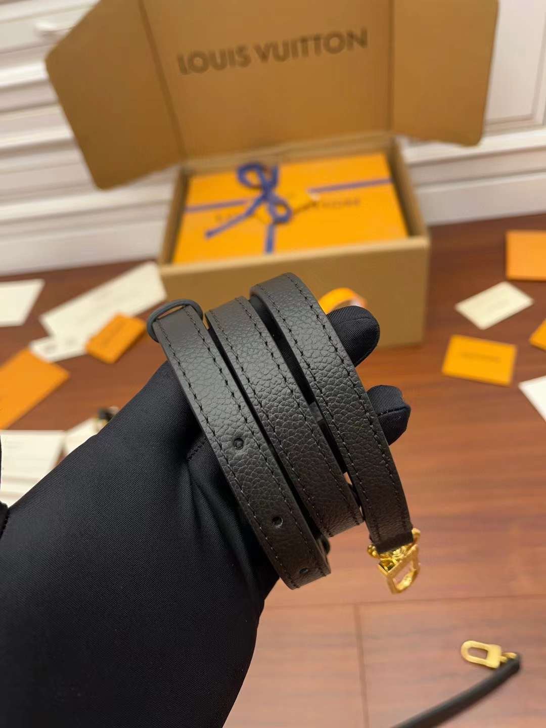 LV M46002 One shoulder underarm bag