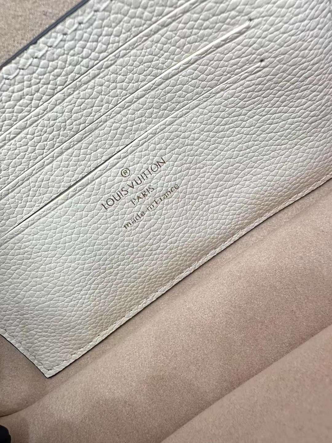 L V M82210 Wallet on Chain Ivy