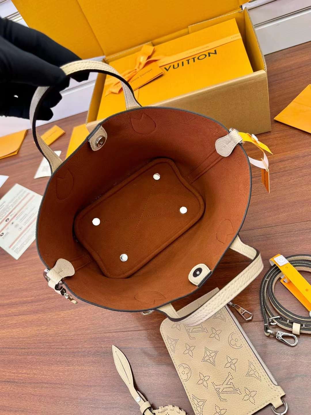 L V M21849 Cowhide shopping bag