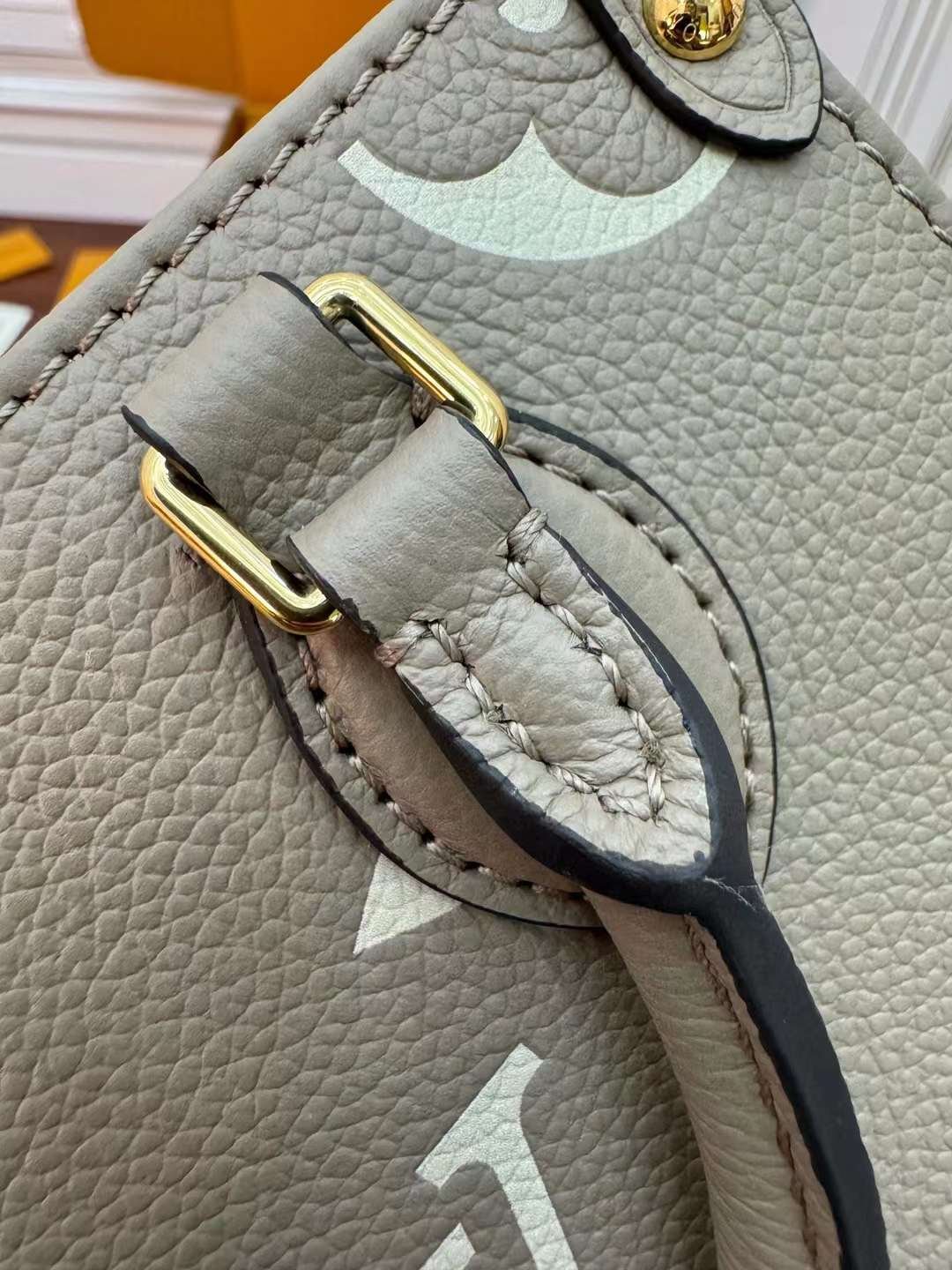 LV  OnTheGo BB M47054