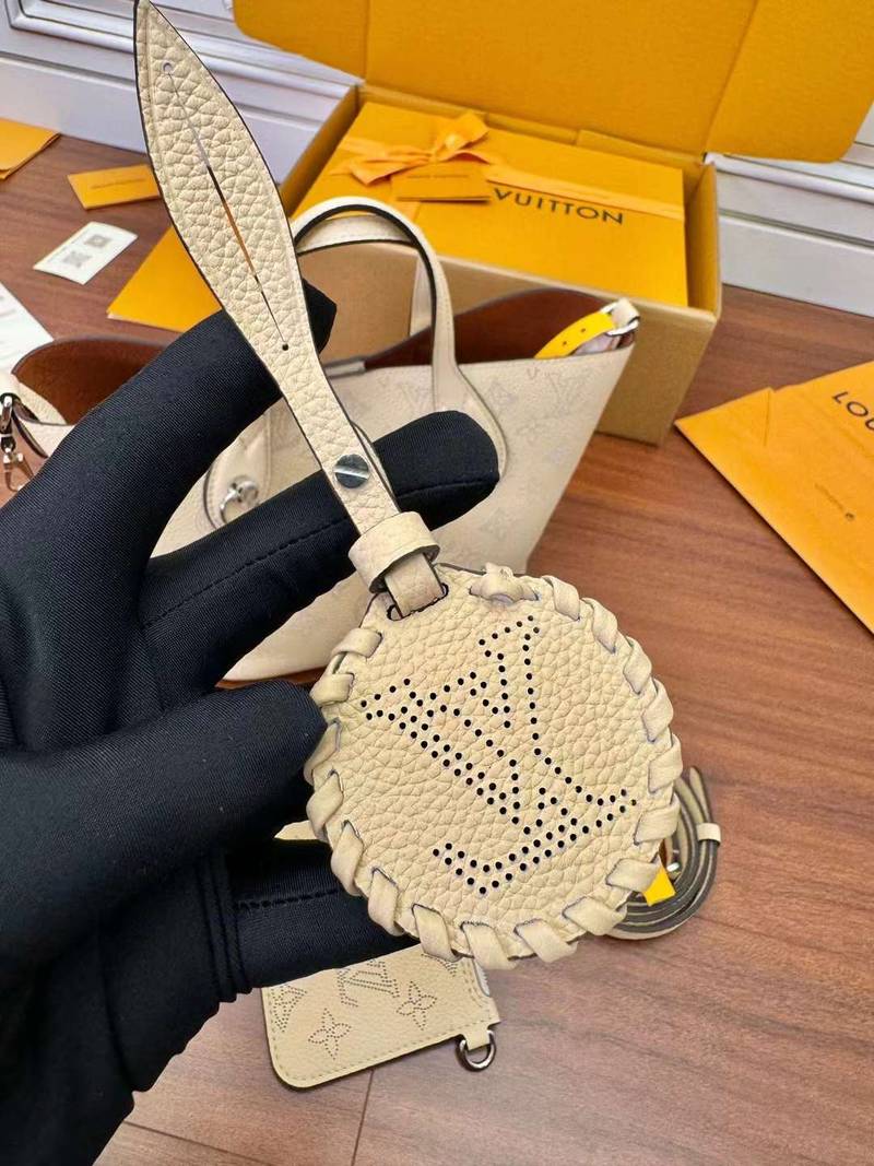 L V M21849 Cowhide shopping bag