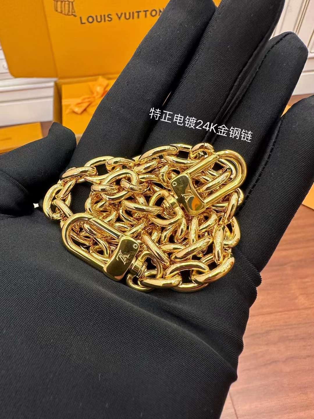 LV  M82154 Wallet on Chain Ivy