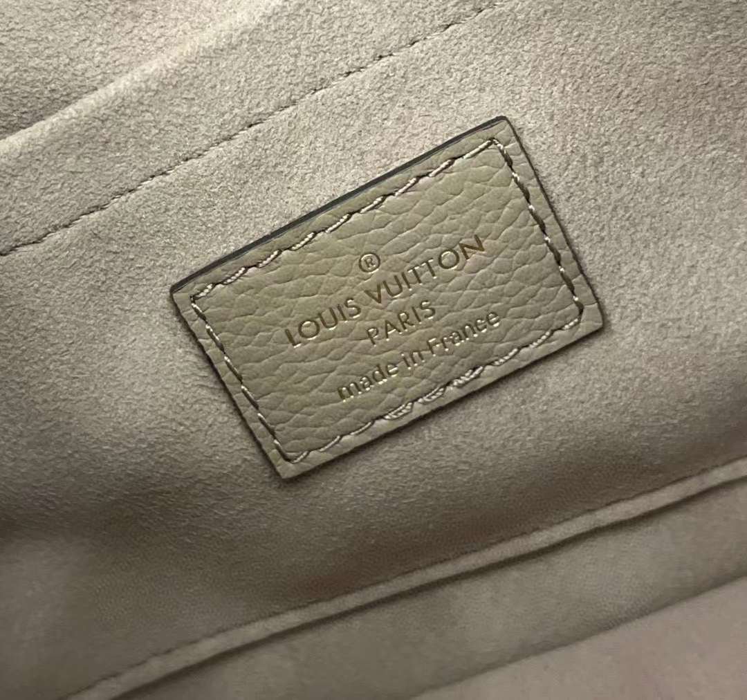 LV M46112 One shoulder underarm bag