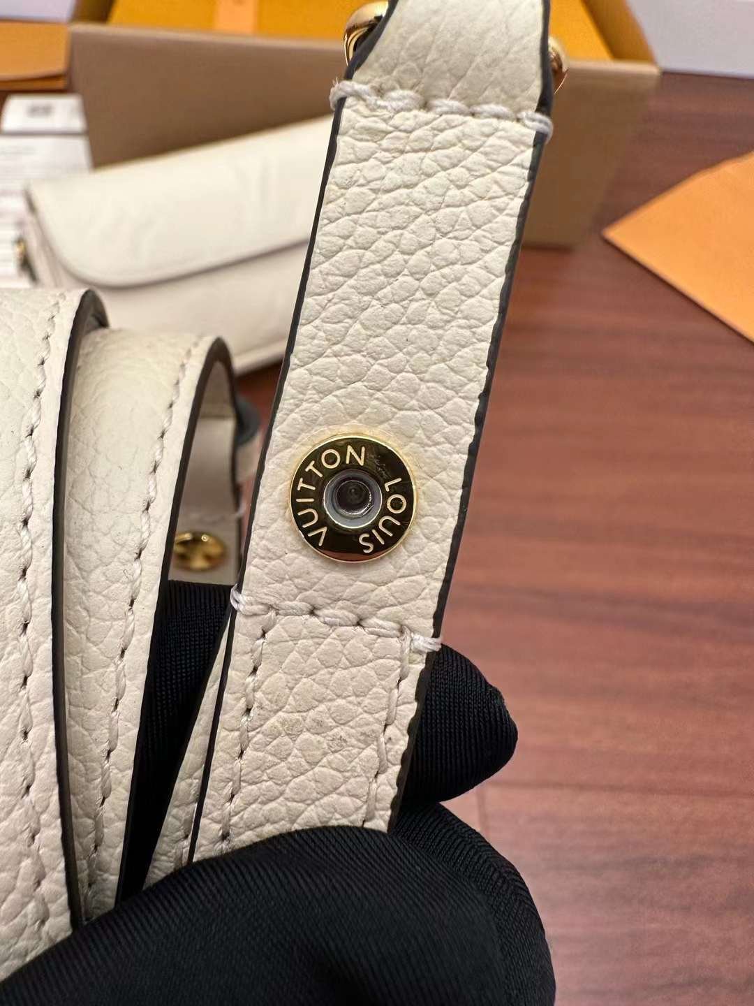 L V M82210 Wallet on Chain Ivy