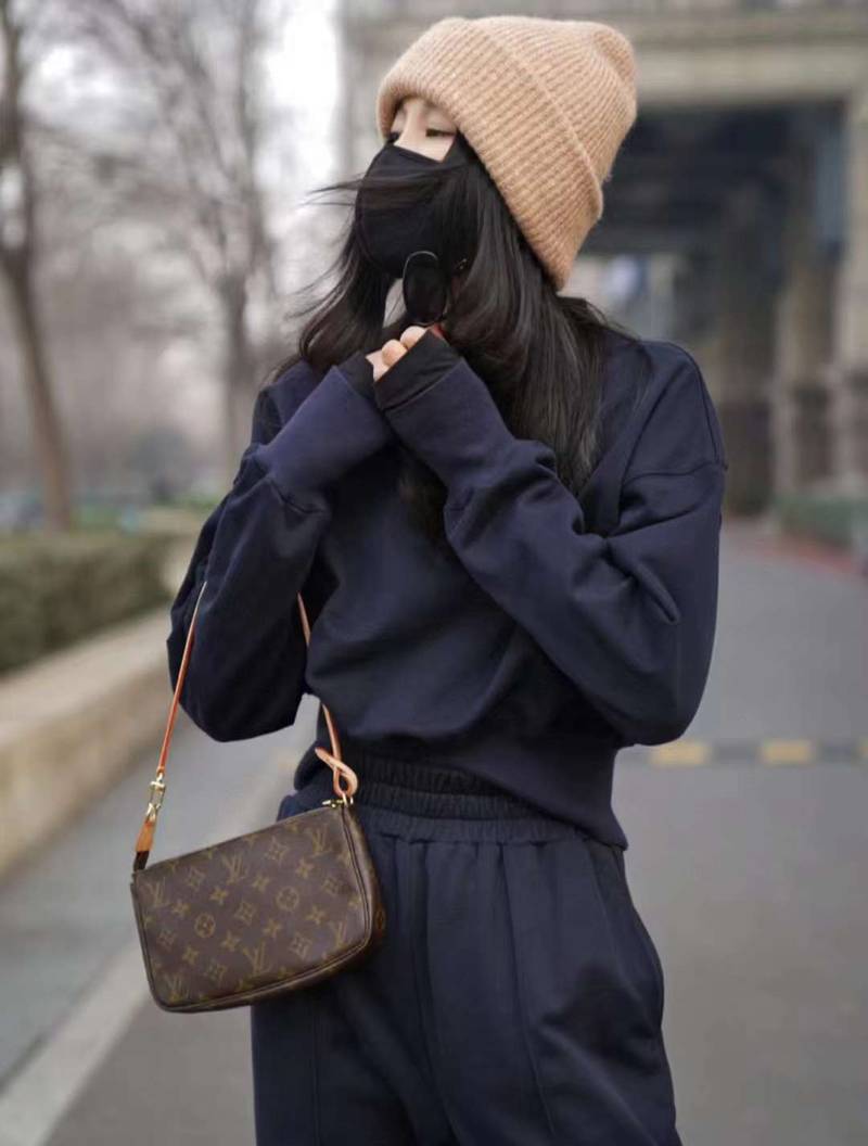 LV Pochette Accessoires Bag M40712