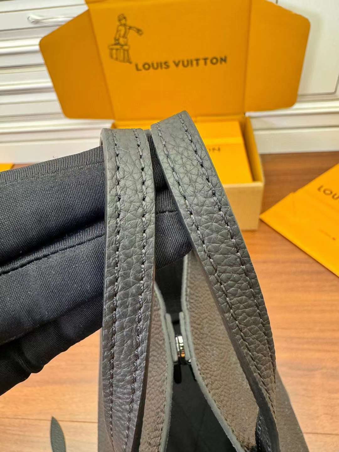 L V M21848 Cowhide shopping bag